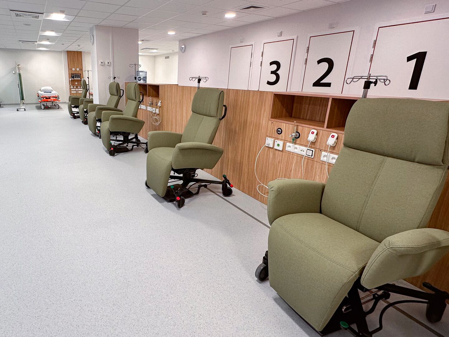 Zicht op recoverylounge met zetels in hyperambulant dagziekenhuis